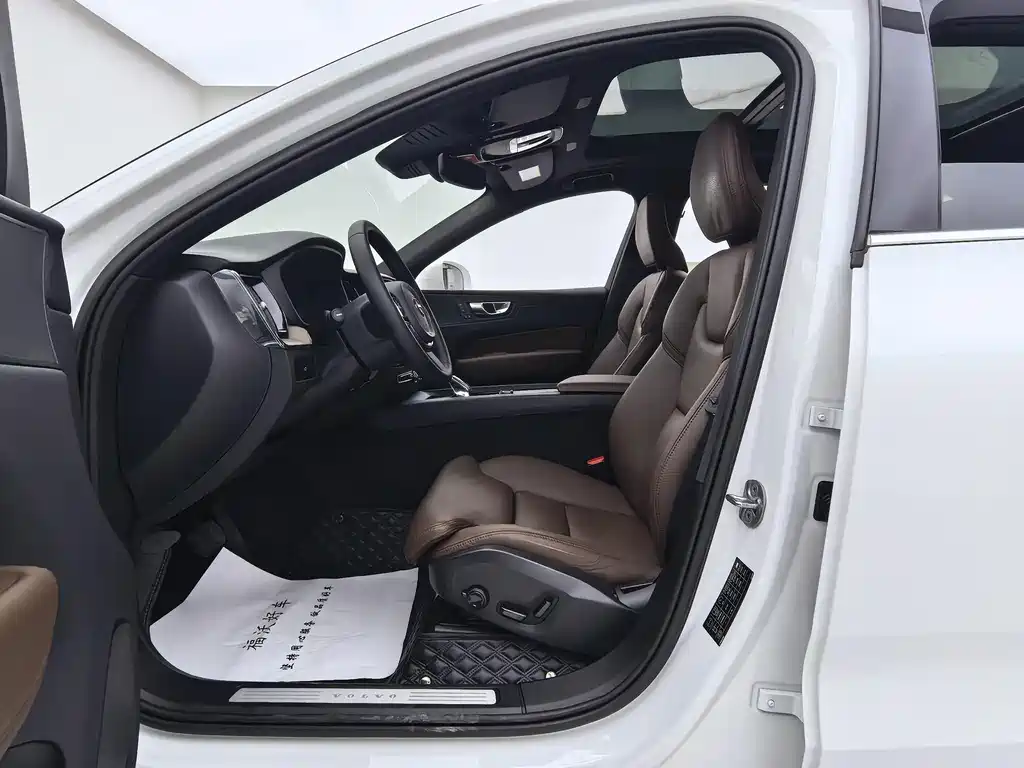 Volvo XC60 2023 — фото 15