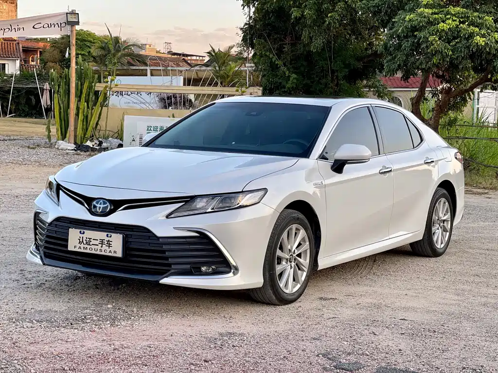 Toyota Camry 2021 — фото 1
