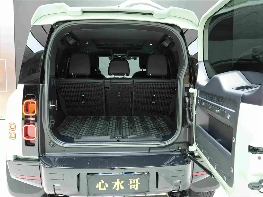 Land Rover Defender 2023 — фото 27