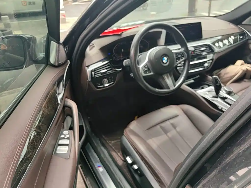 BMW 5 Series 2019 — фото 16