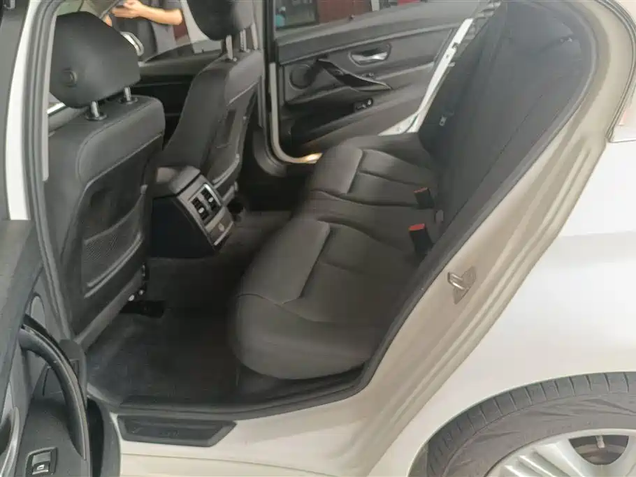 BMW 3 Series 2017 — фото 11