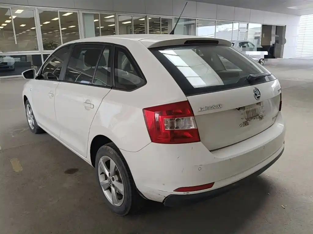 Skoda Rapid Spaceback 2015 — фото 9