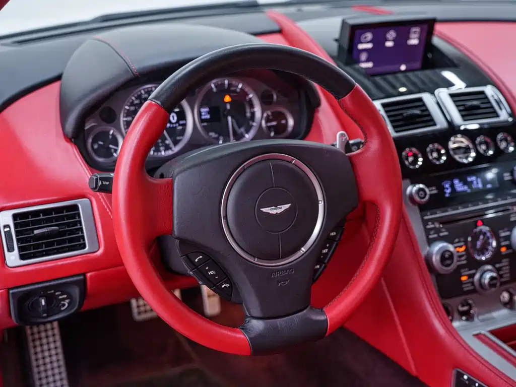 Aston Martin DB9 2014 — фото 11