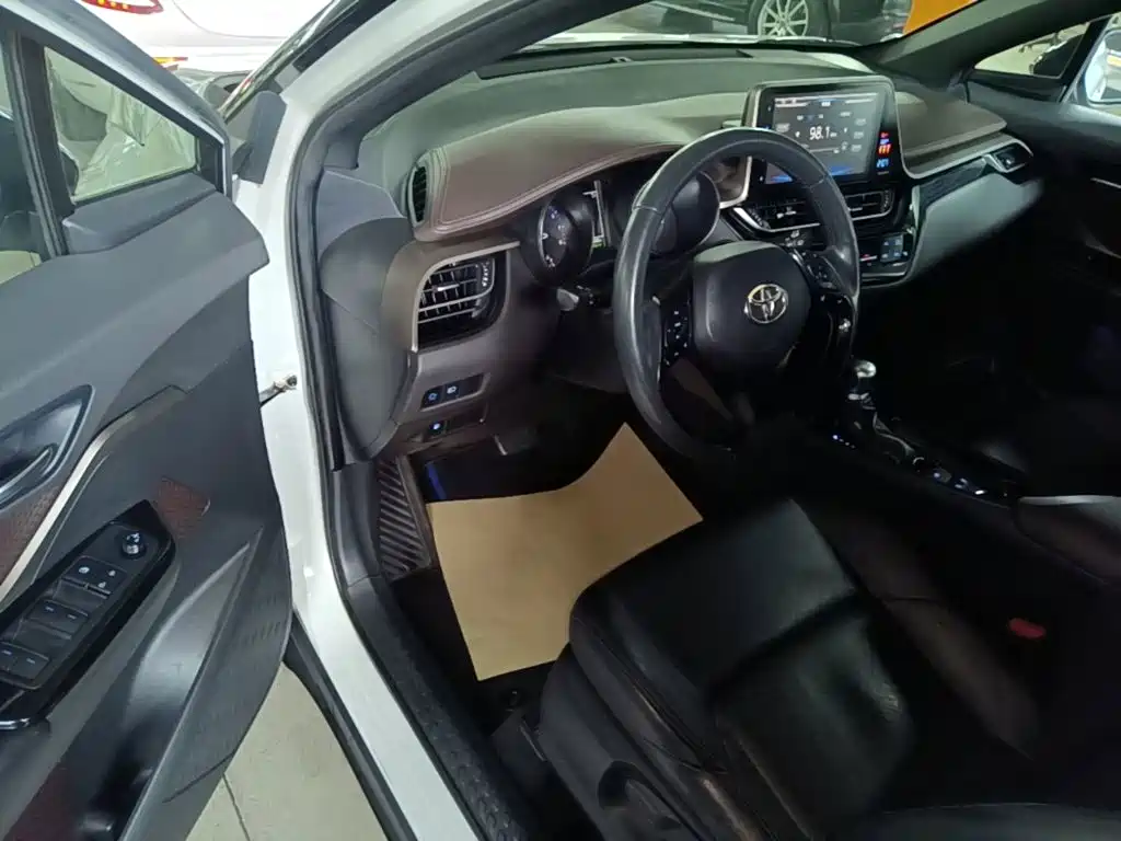 Toyota C-HR 2018 — фото 16