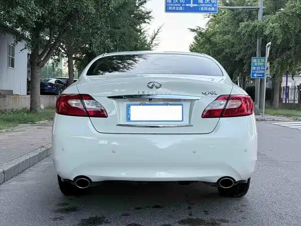 Infiniti Q70 2014