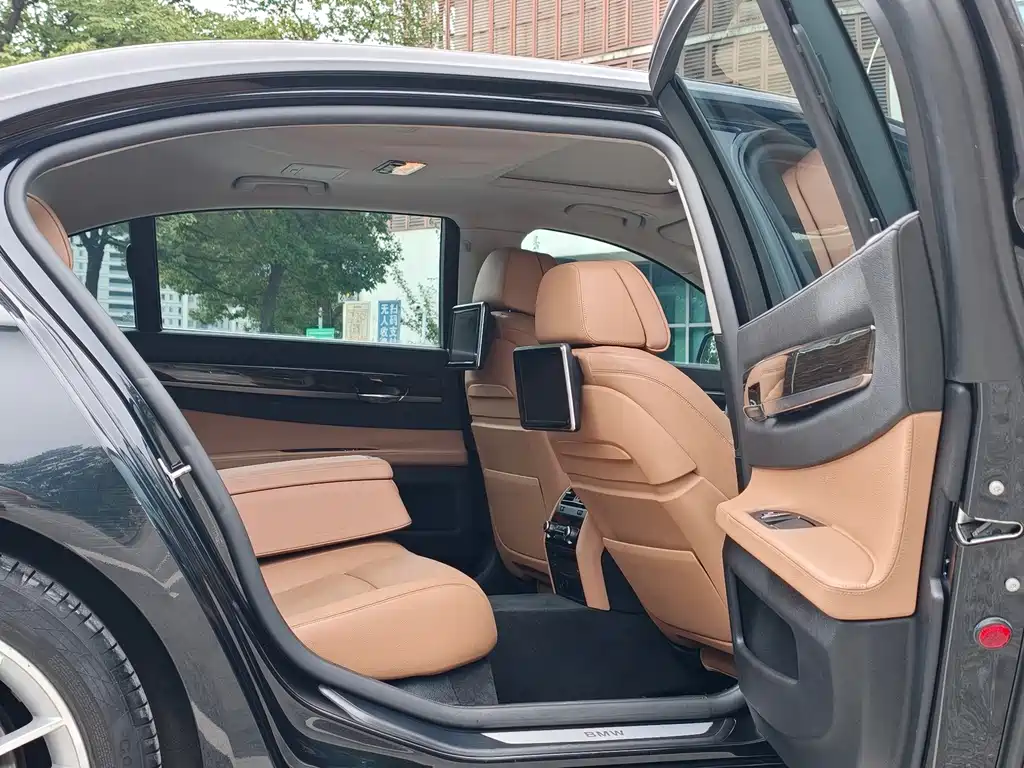BMW 7 Series 2015 — фото 15