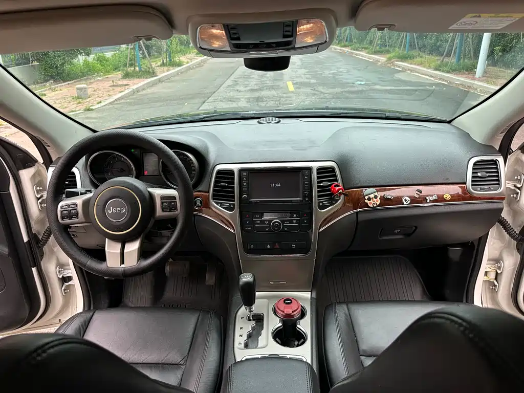 Jeep Grand Cherokee 2012 — фото 12