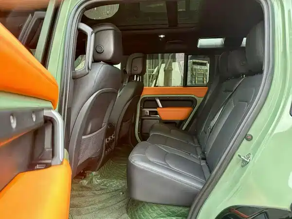 Land Rover Defender 2023