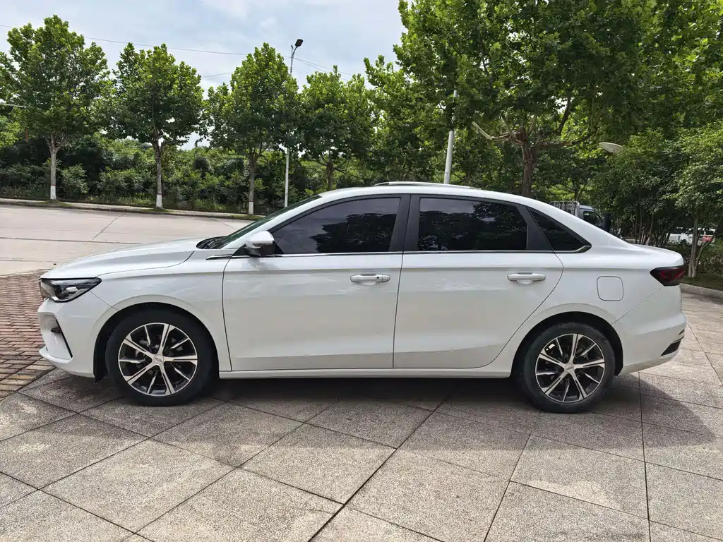 Geely Emgrand 2023