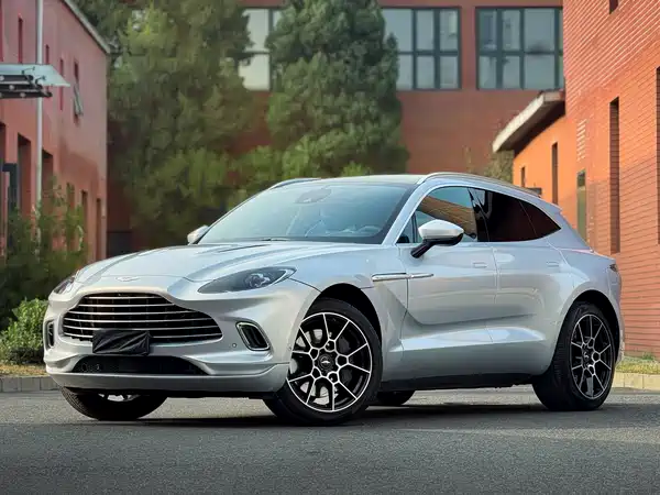 Aston Martin DBX 2021