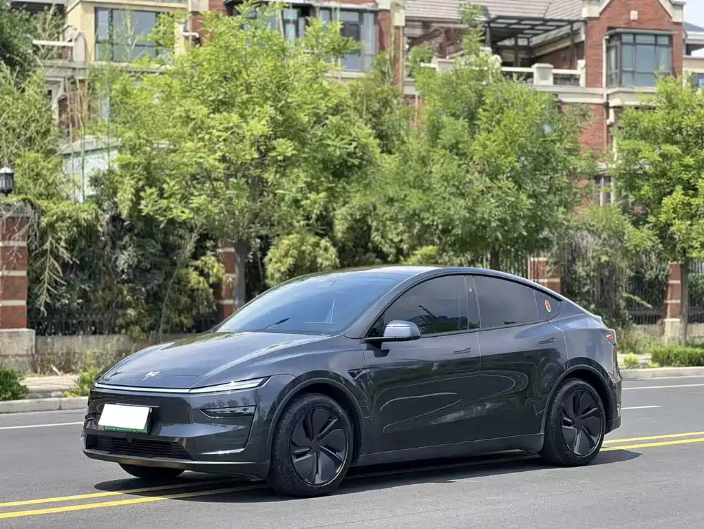 Tesla Model Y 2025