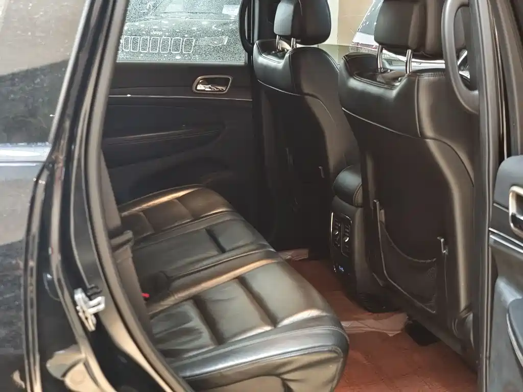 Jeep Grand Cherokee 2018 — фото 13