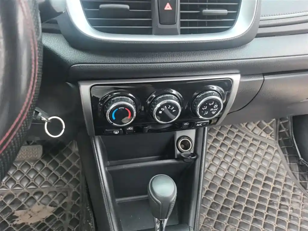Toyota Yaris L 2021 — фото 13