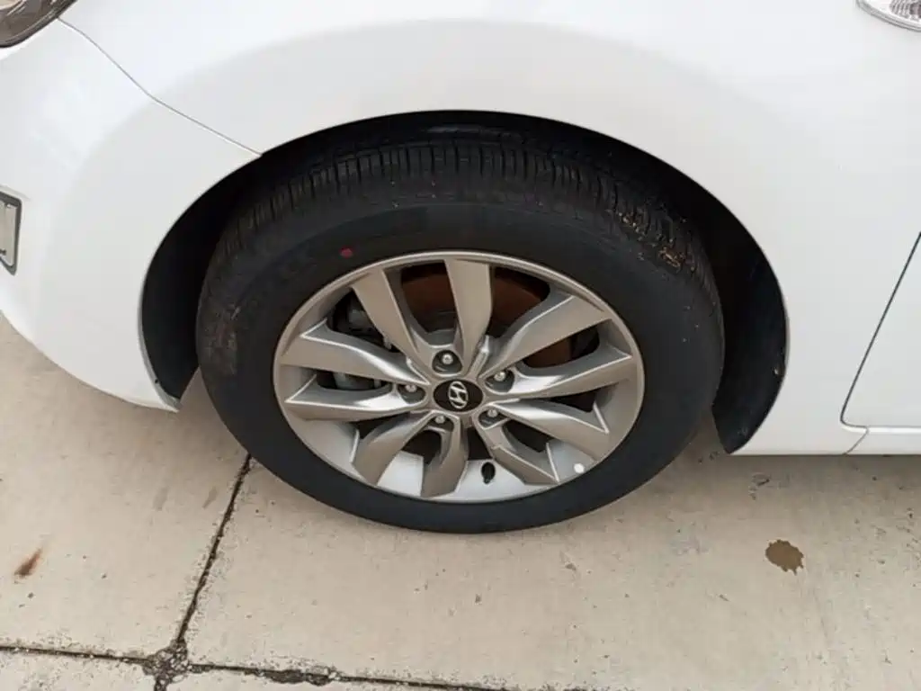 Hyundai Elantra 2016 — фото 23