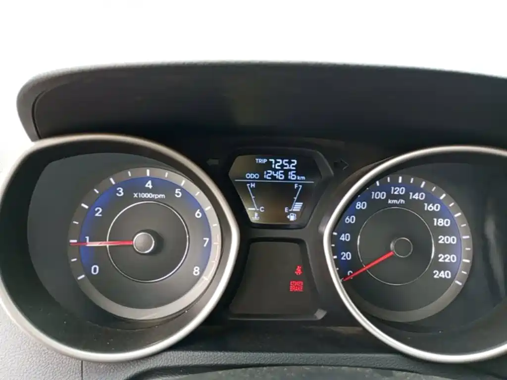 Hyundai Elantra 2016 — фото 12