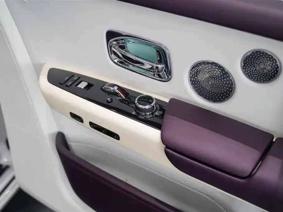 Rolls-Royce Phantom 2019 — фото 12