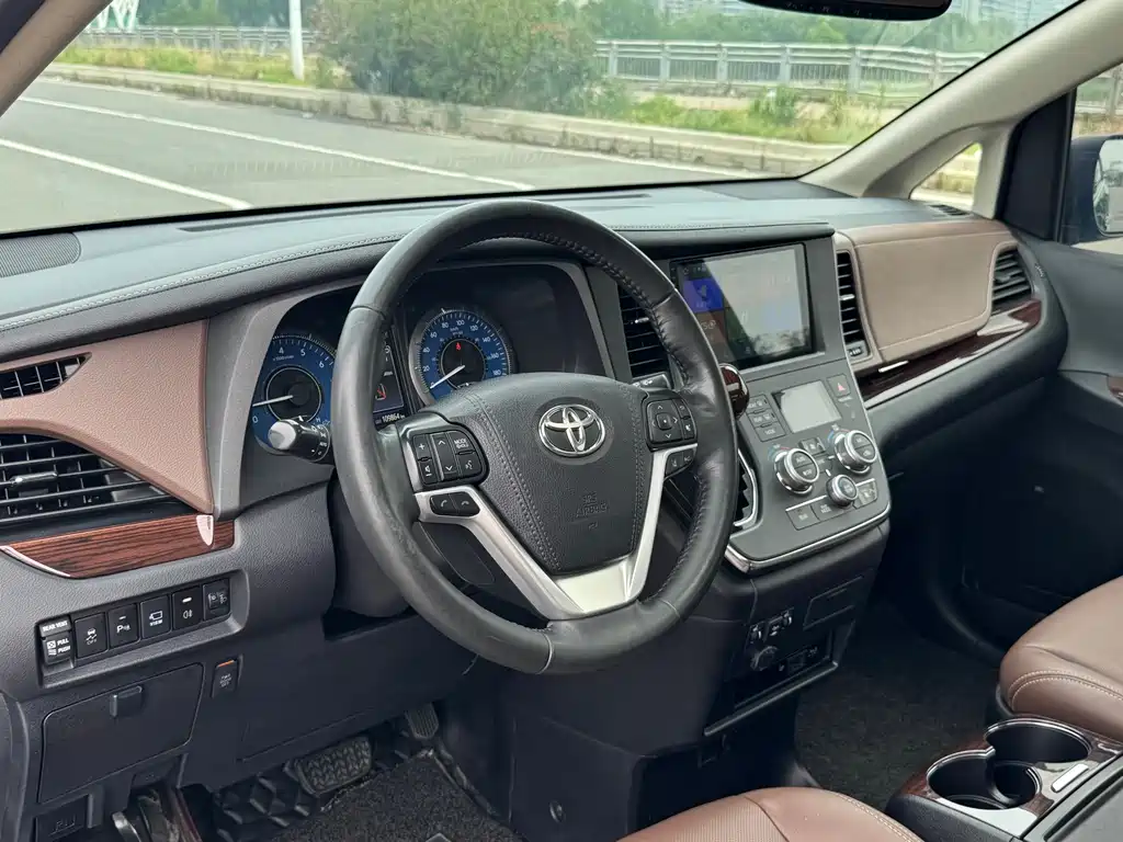 Toyota Sienna 2019 — фото 17
