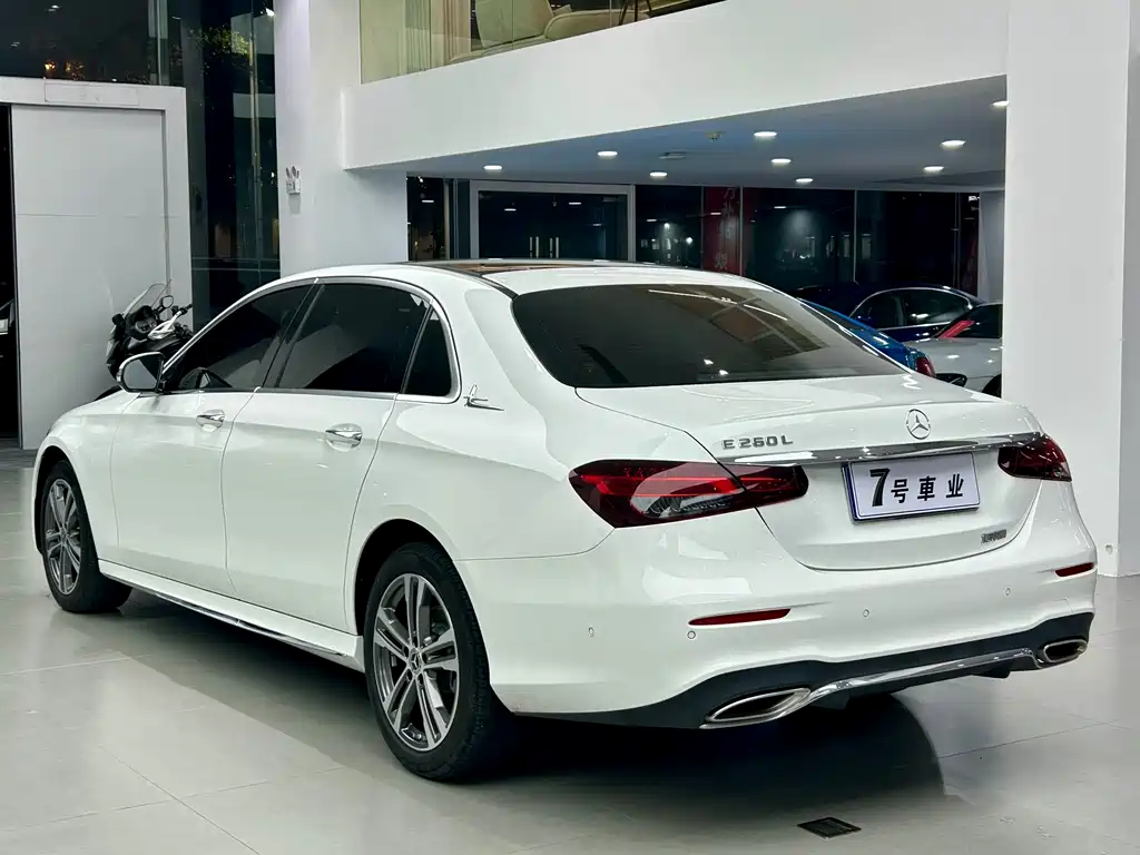 Mercedes-Benz E-Class 2022 — фото 16