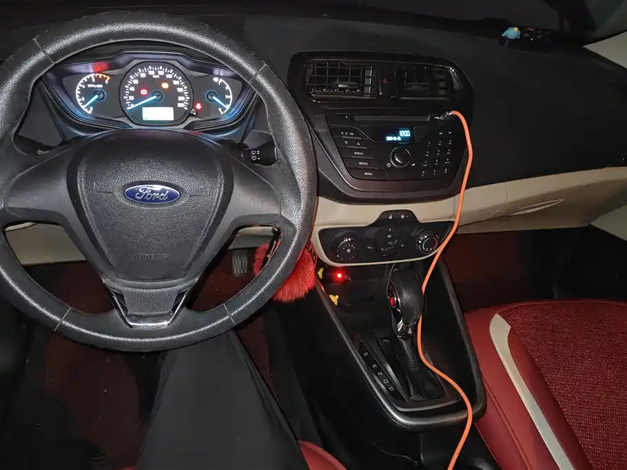 Ford Escort 2017 — фото 12