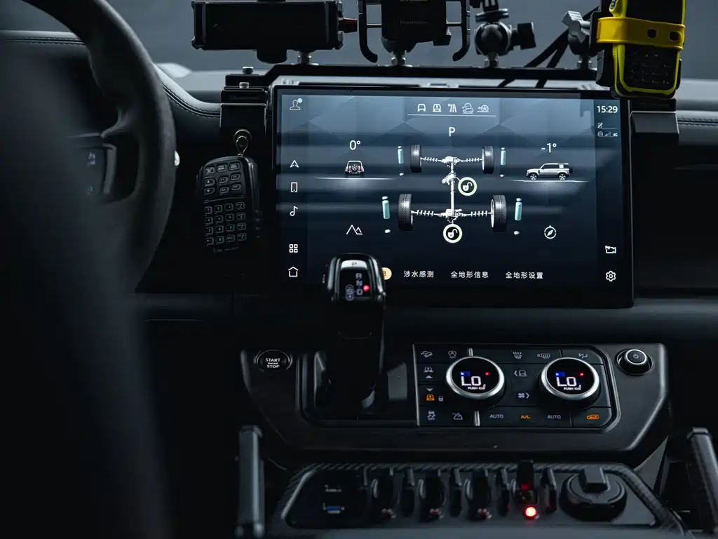 Land Rover Defender 2022 — фото 16