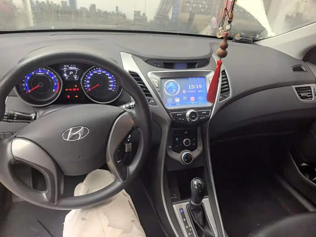 Hyundai Elantra 2016 — фото 10
