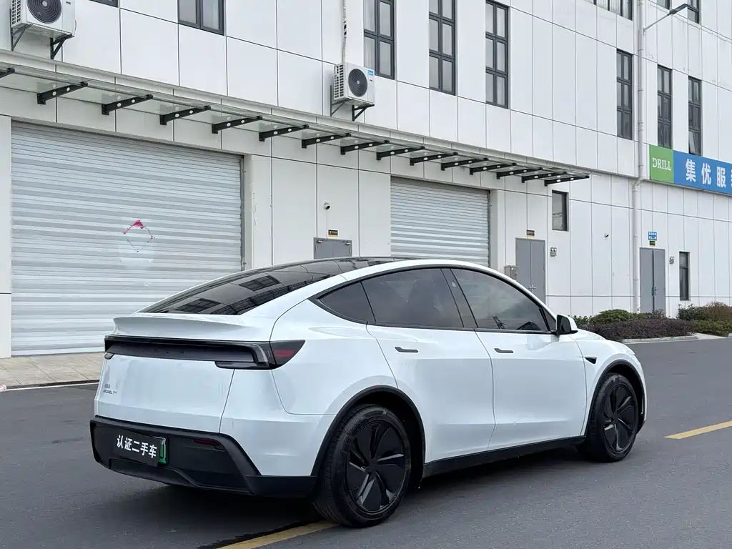 Tesla Model Y 2025 — фото 15