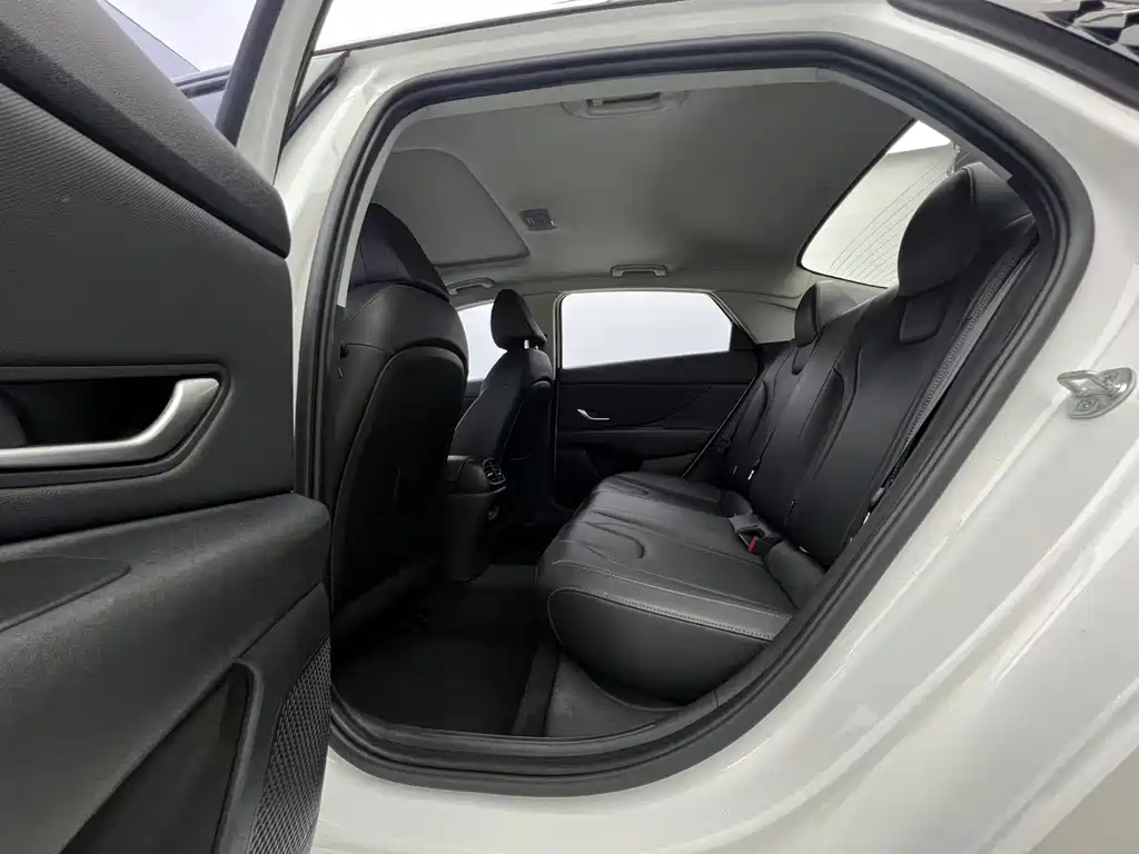 Hyundai Elantra 2023 — фото 11
