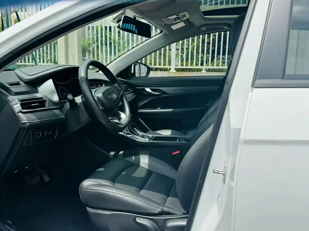 Geely Emgrand 2021