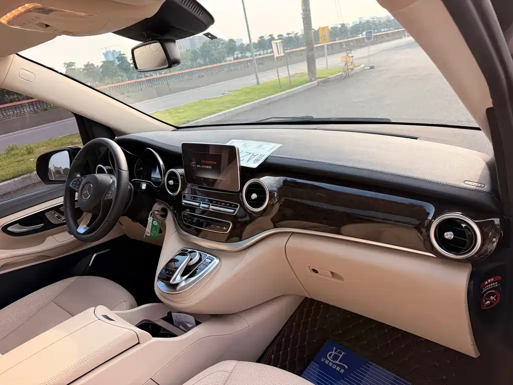 Mercedes-Benz V-Class 2019 — фото 26