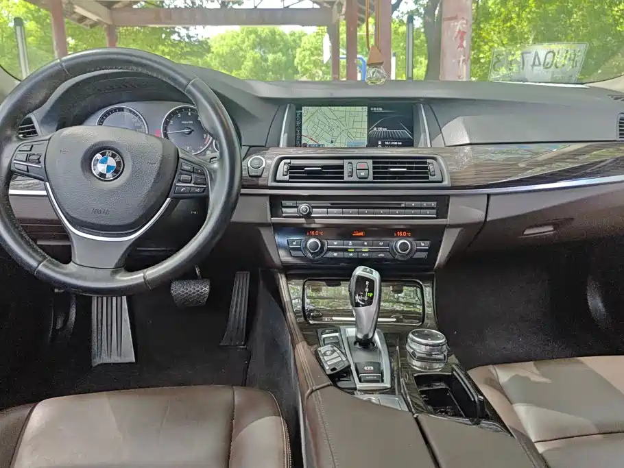 BMW 5 Series 2018 — фото 12