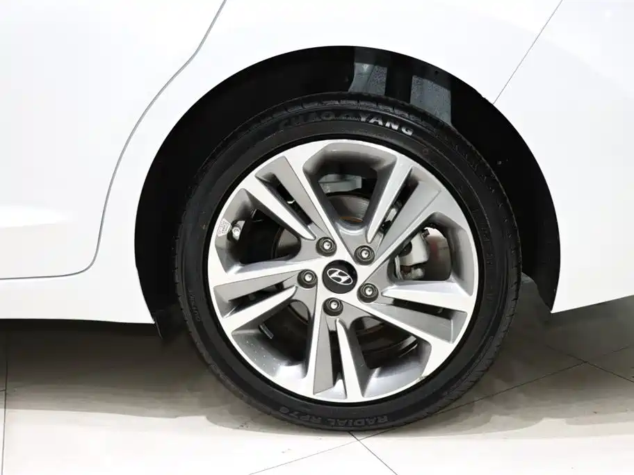 Hyundai Elantra 2019 — фото 20