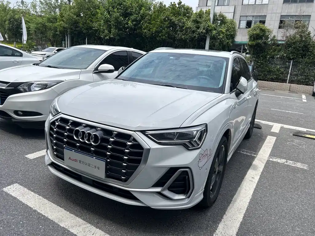 Audi Q3 2022 — фото 1