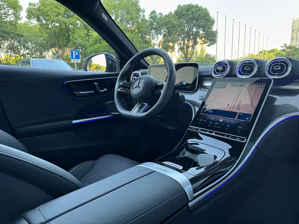 Mercedes-Benz C-Class 2025 — фото 15