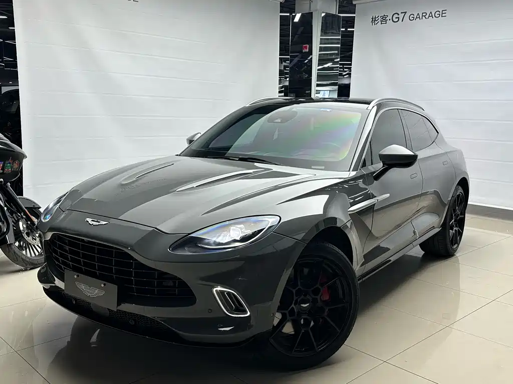 Aston Martin DBX 2022 — фото 1