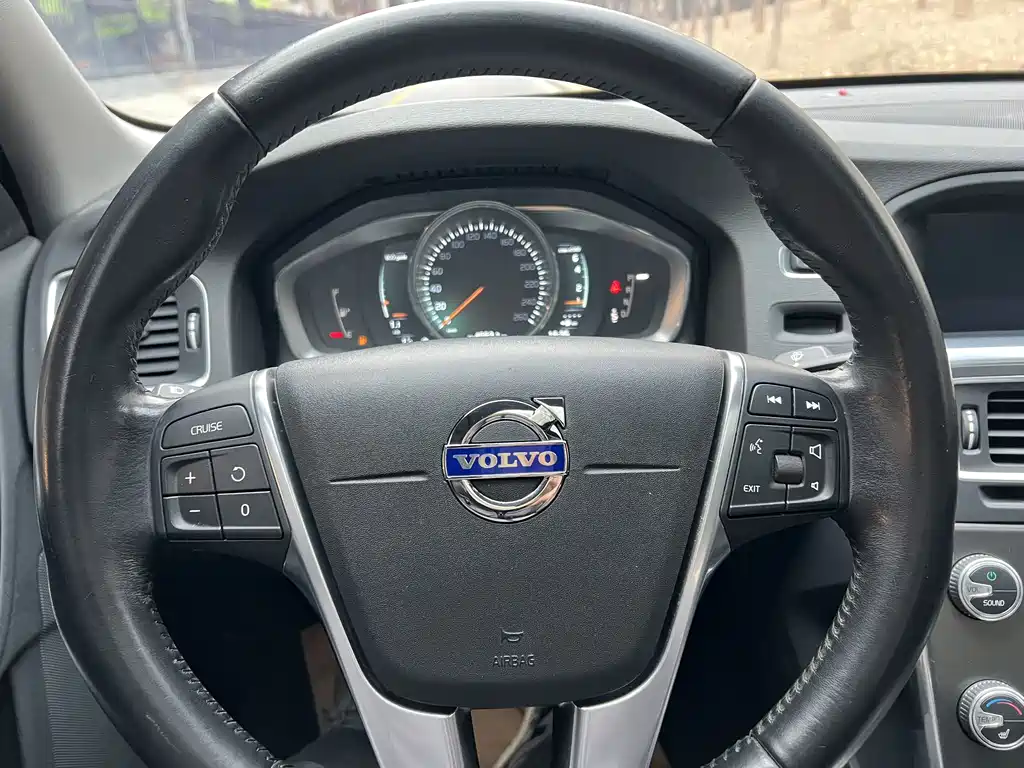 Volvo S60 2015 — фото 12