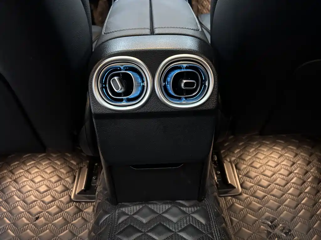 Mercedes-Benz C-Class 2025 — фото 21
