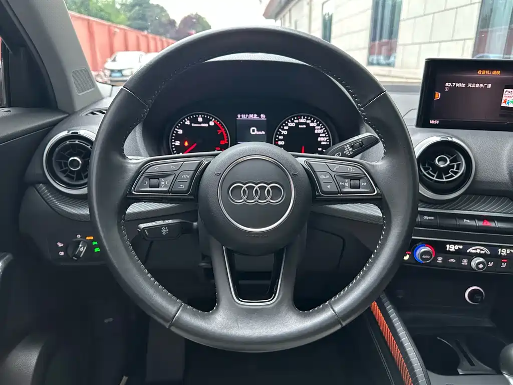 Audi Q2L 2022 — фото 8