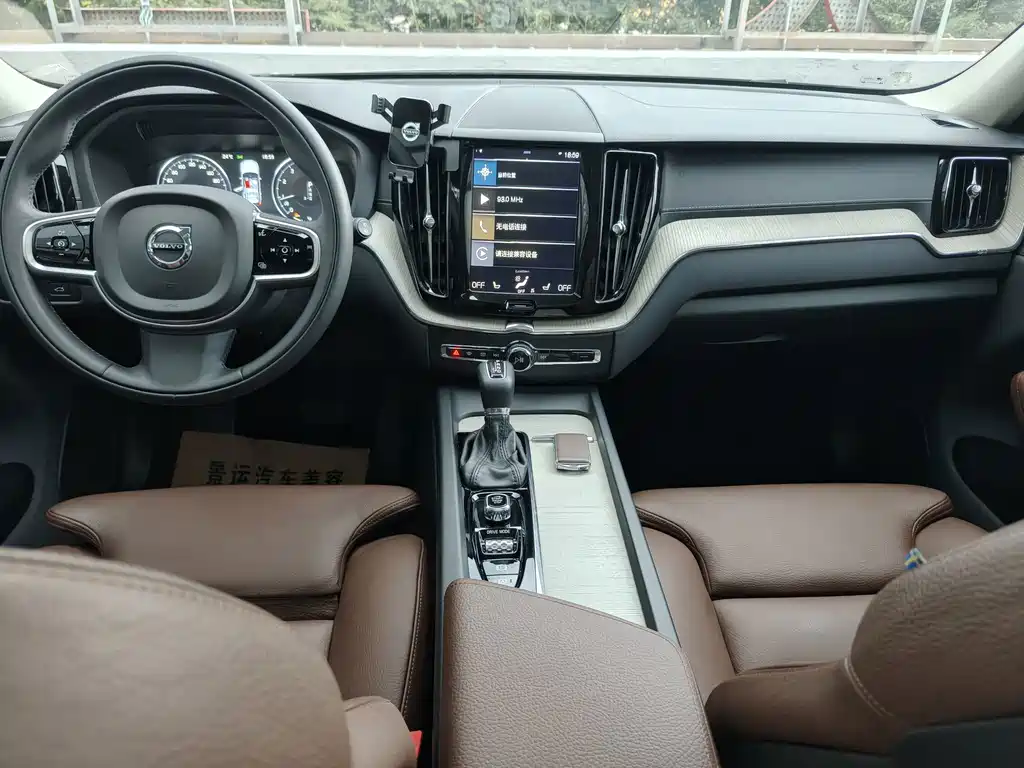 Volvo XC60 2019 — фото 10