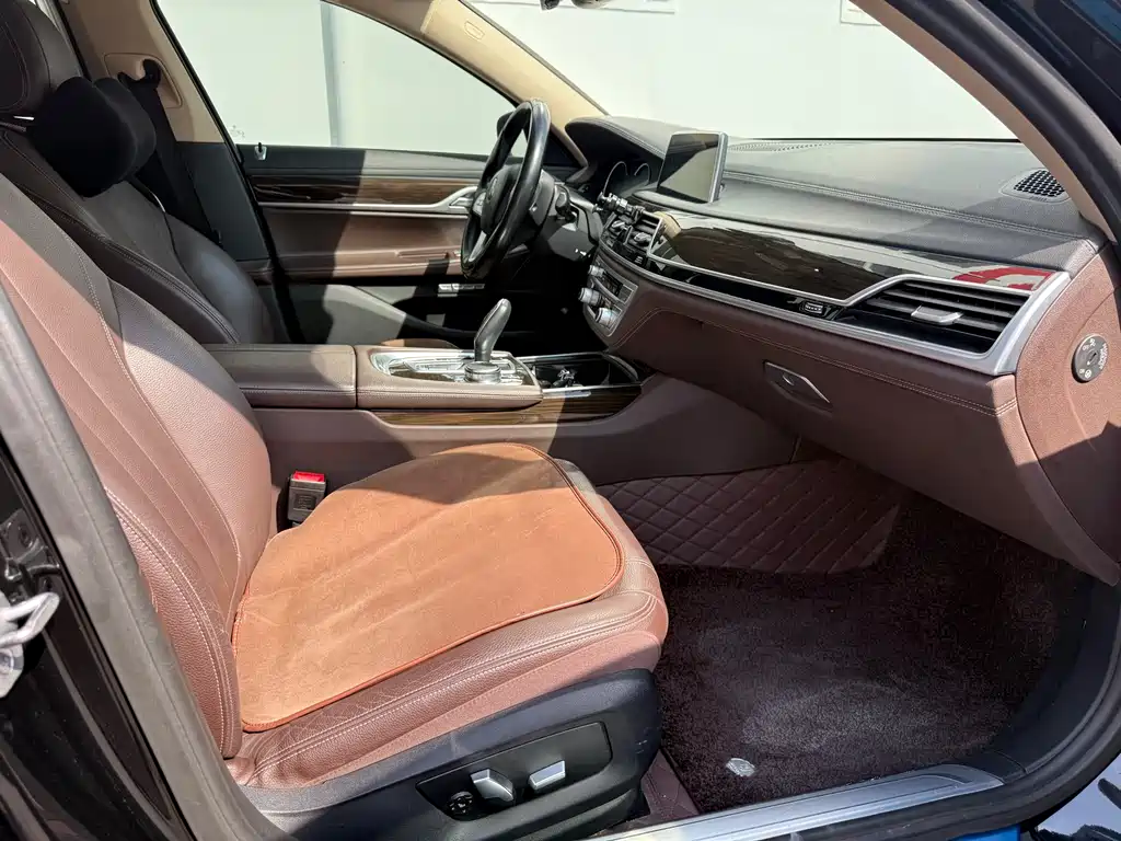 BMW 7 Series 2017 — фото 24