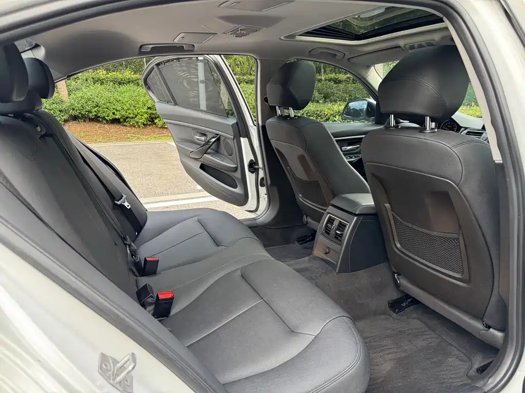 BMW 3 Series 2016 — фото 12