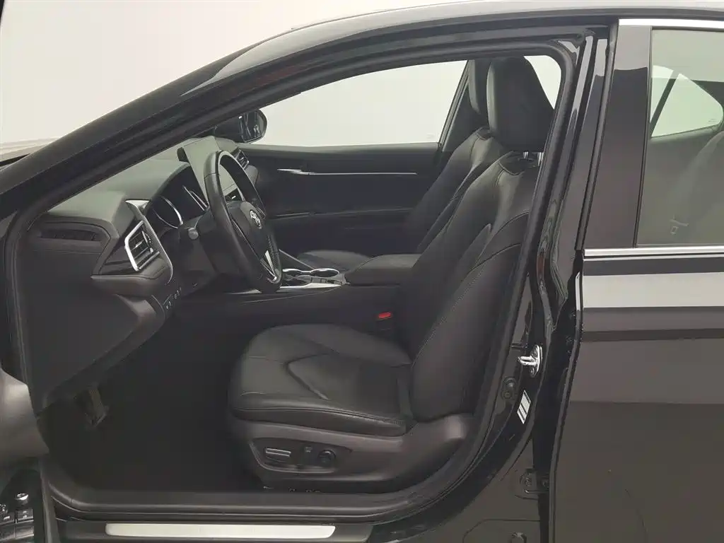 Toyota Camry 2021 — фото 10