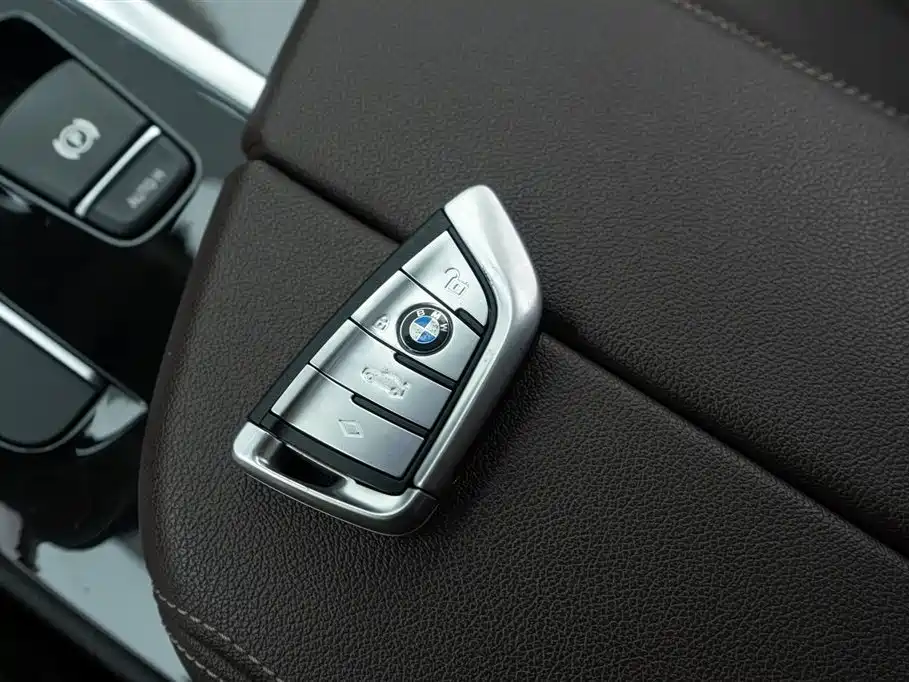 BMW 5 Series 2019 — фото 16