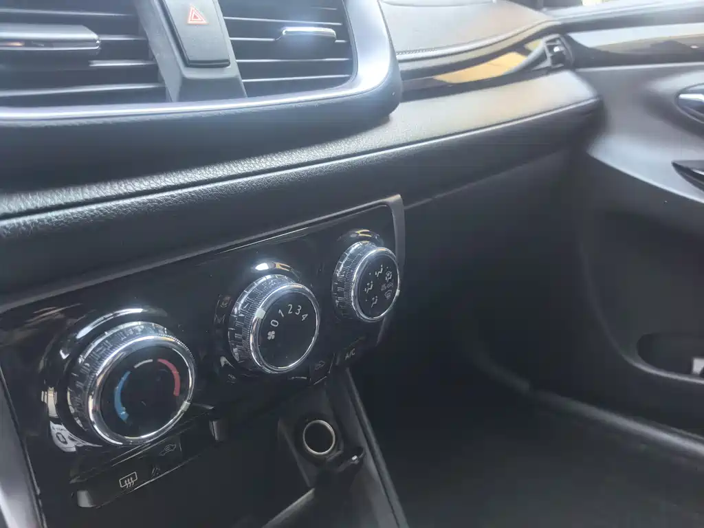 Toyota Yaris L 2023 — фото 9