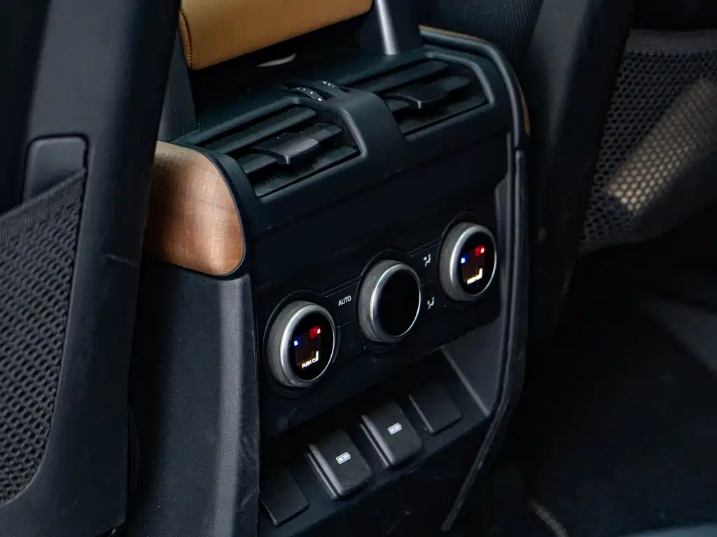 Land Rover Defender 2023 — фото 12