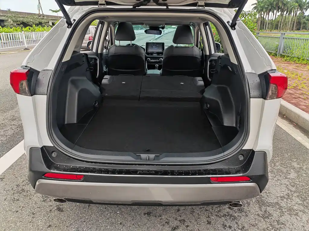 Toyota RAV4 2020 — фото 16