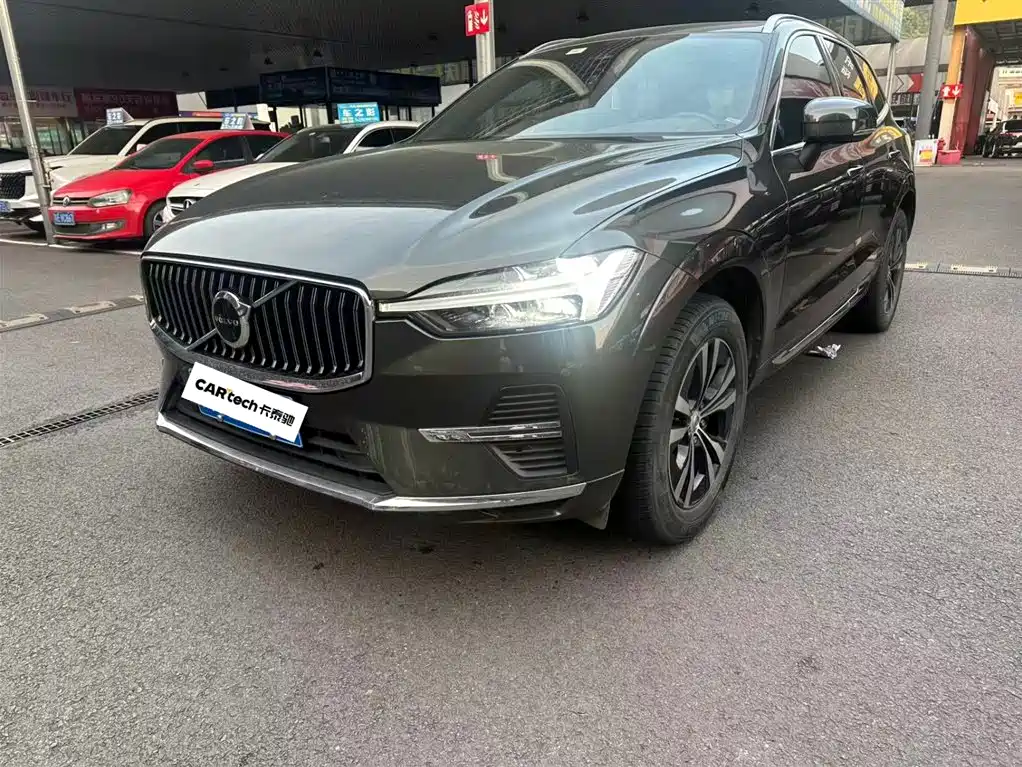 Volvo XC60 2022 — фото 1