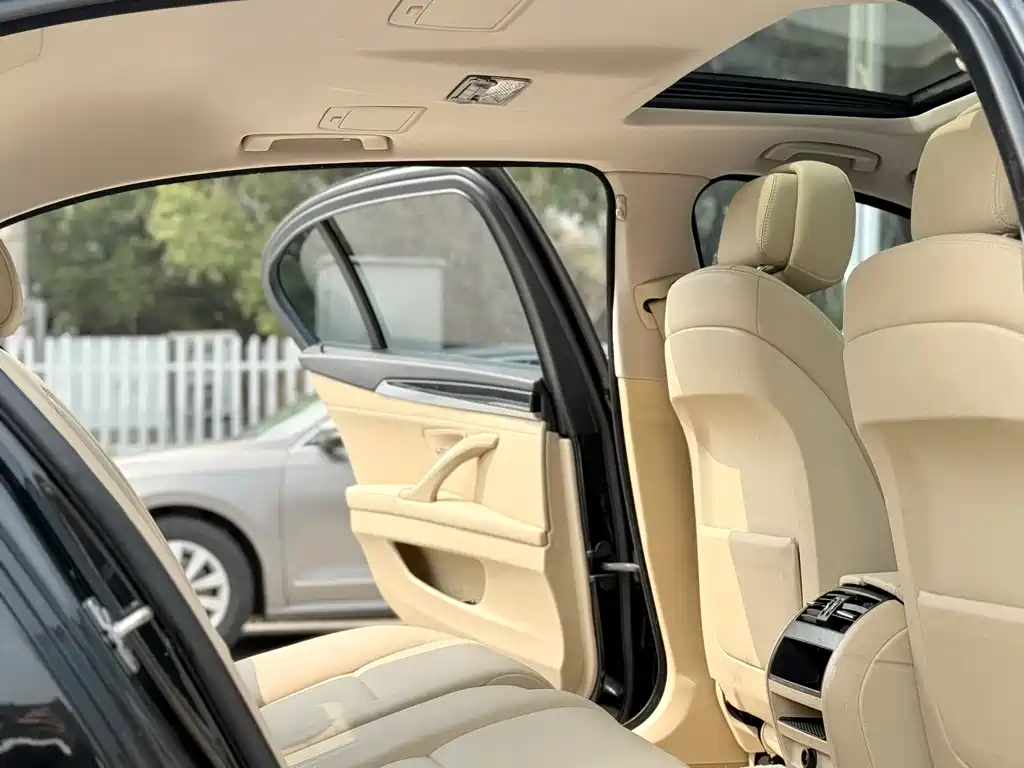 BMW 5 Series 2012 — фото 15