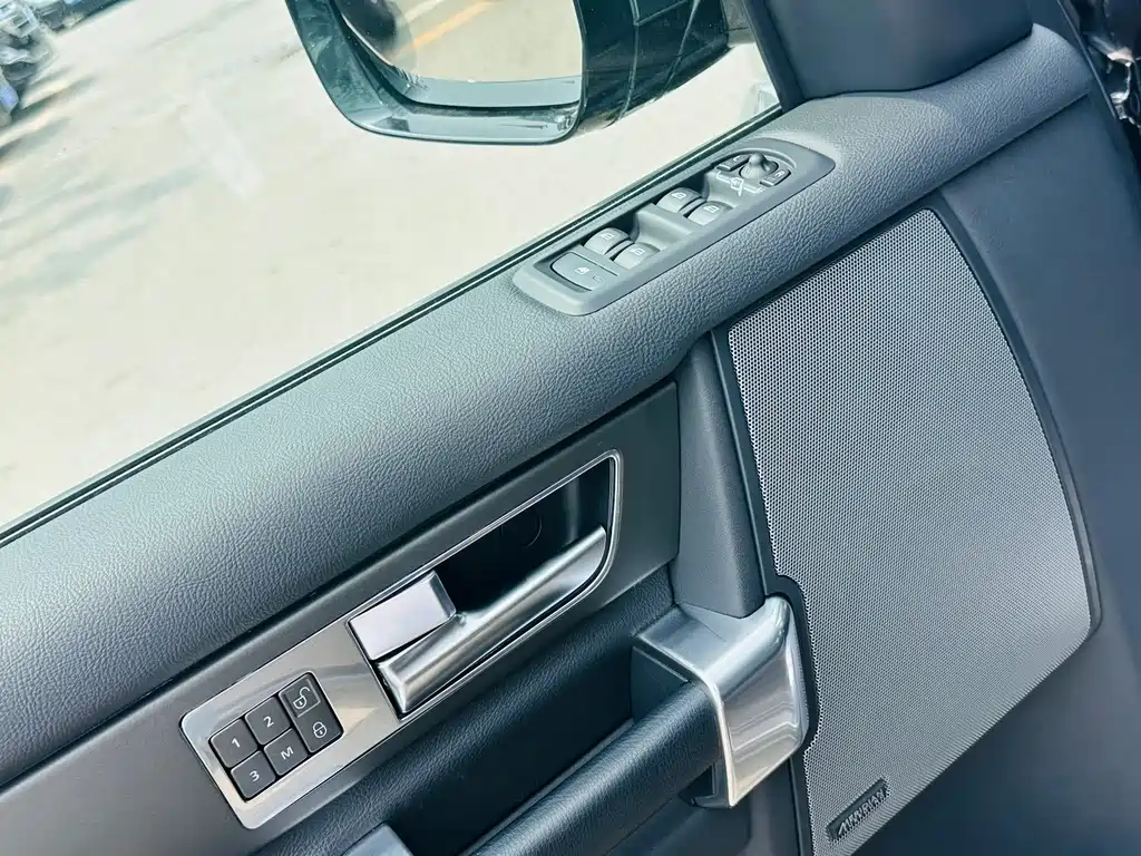 Land Rover Discovery 2016 — фото 11