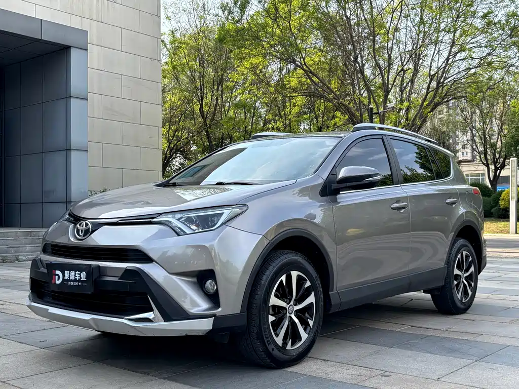 Toyota RAV4 2019 — фото 1