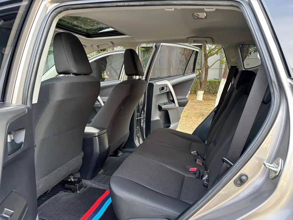 Toyota RAV4 2019 — фото 19